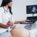 lekarz wykonujący USG kobiecie w ciąży